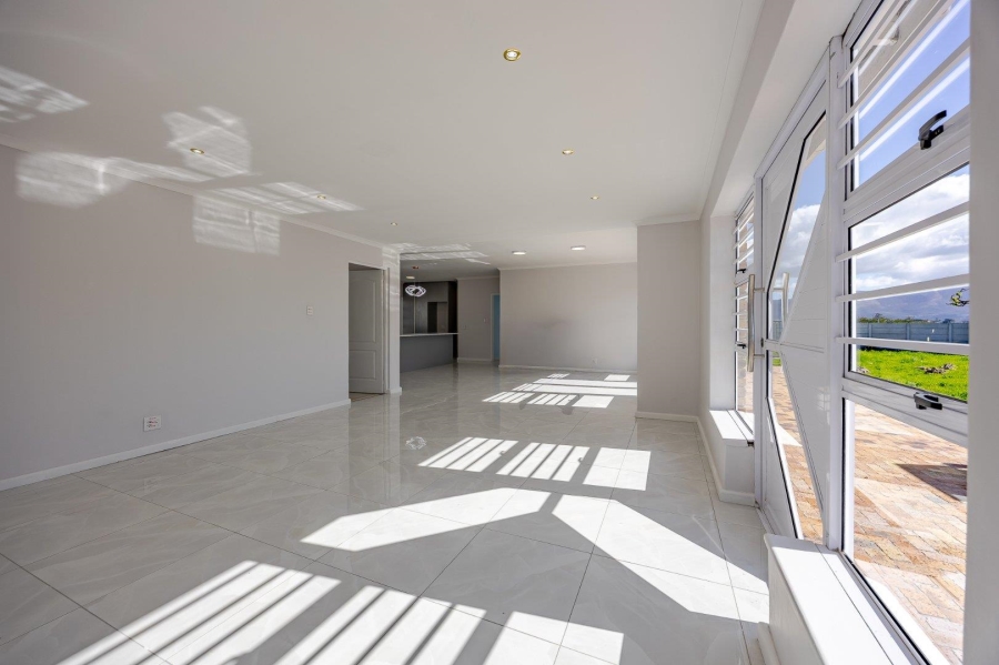 4 Bedroom Property for Sale in Zeekoevlei Western Cape